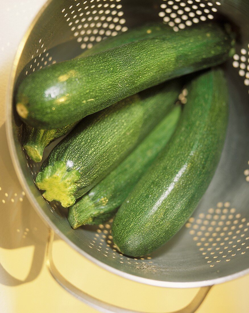 Zucchini im Sieb