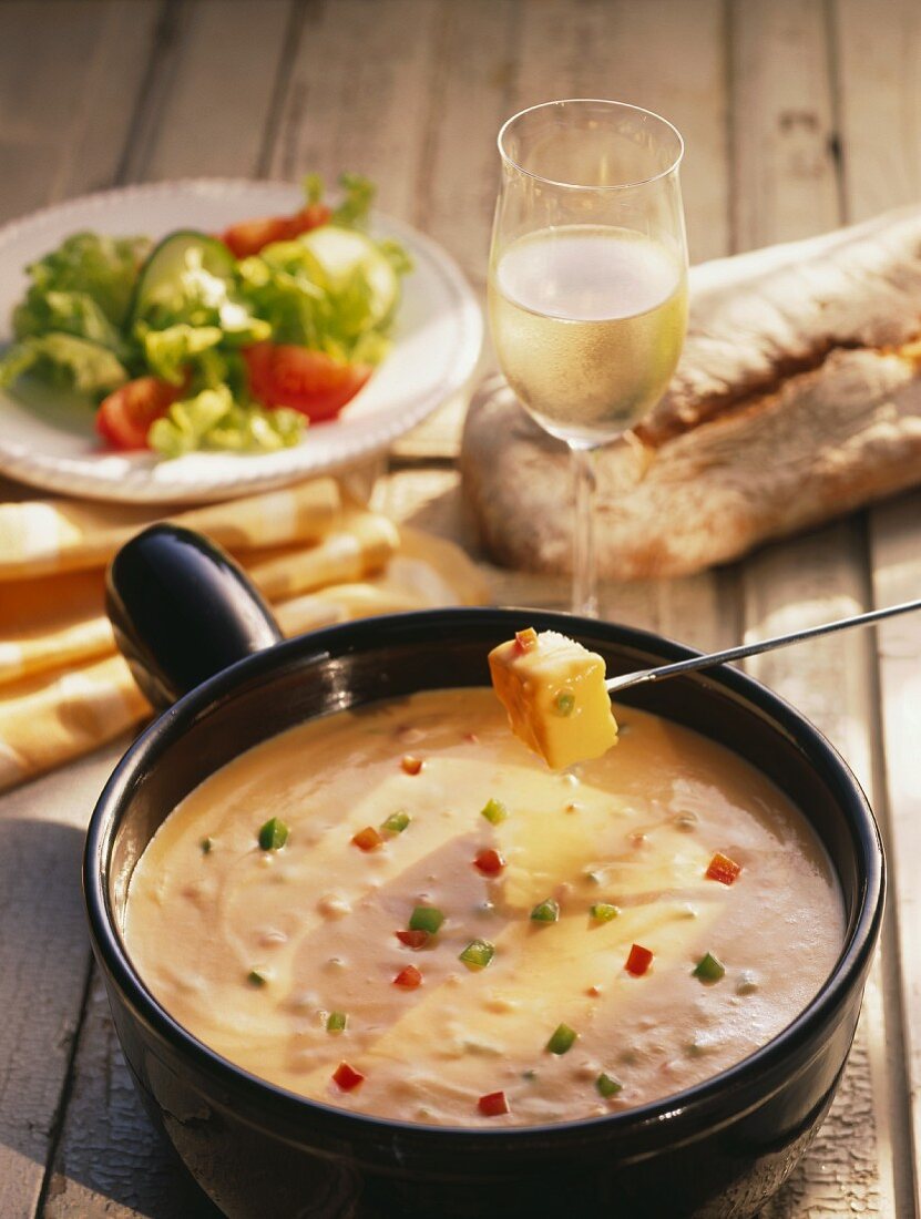 Französisches Käsefondue mit Paprika; Weißwein; Brot; Salat