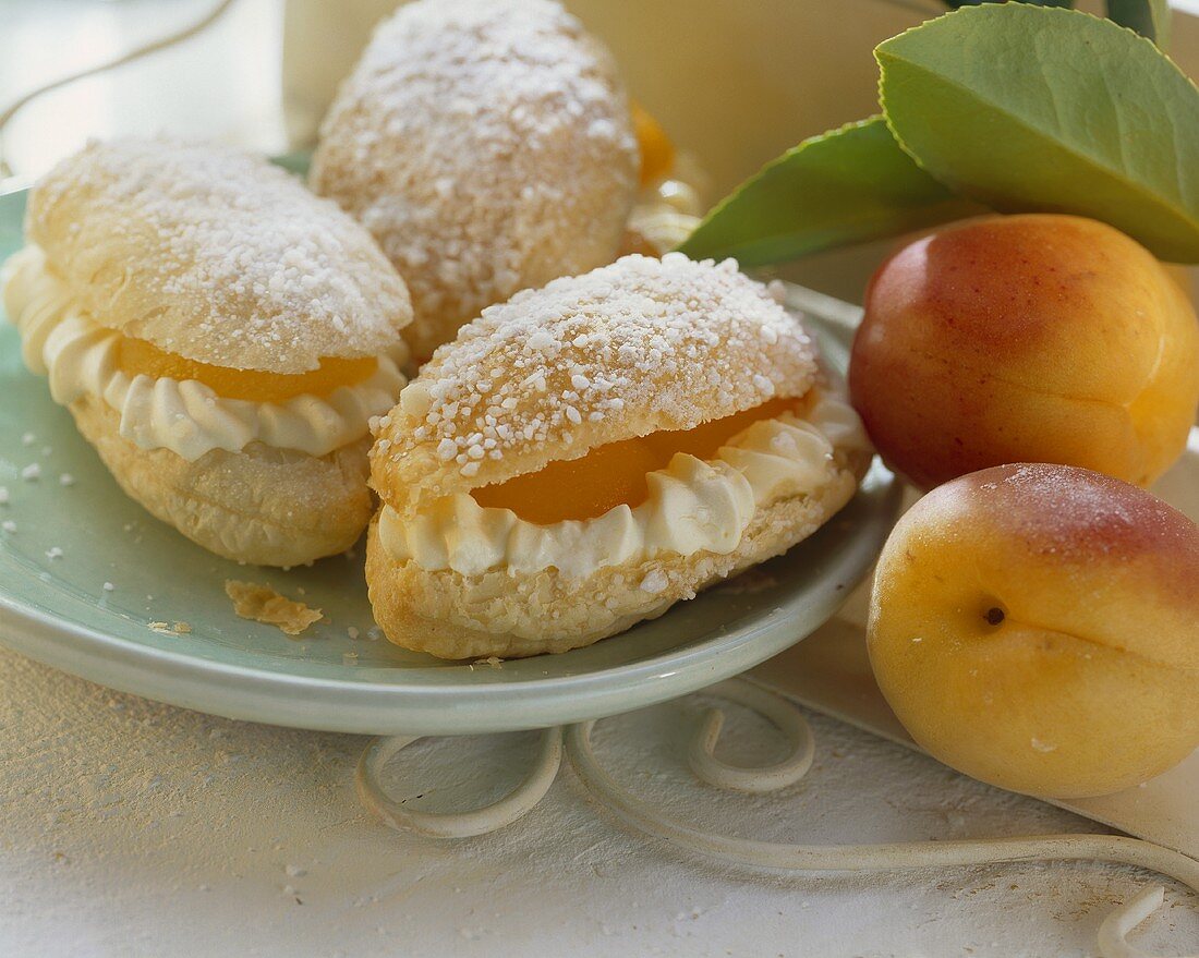 Filled puff pastry with apricots and cream