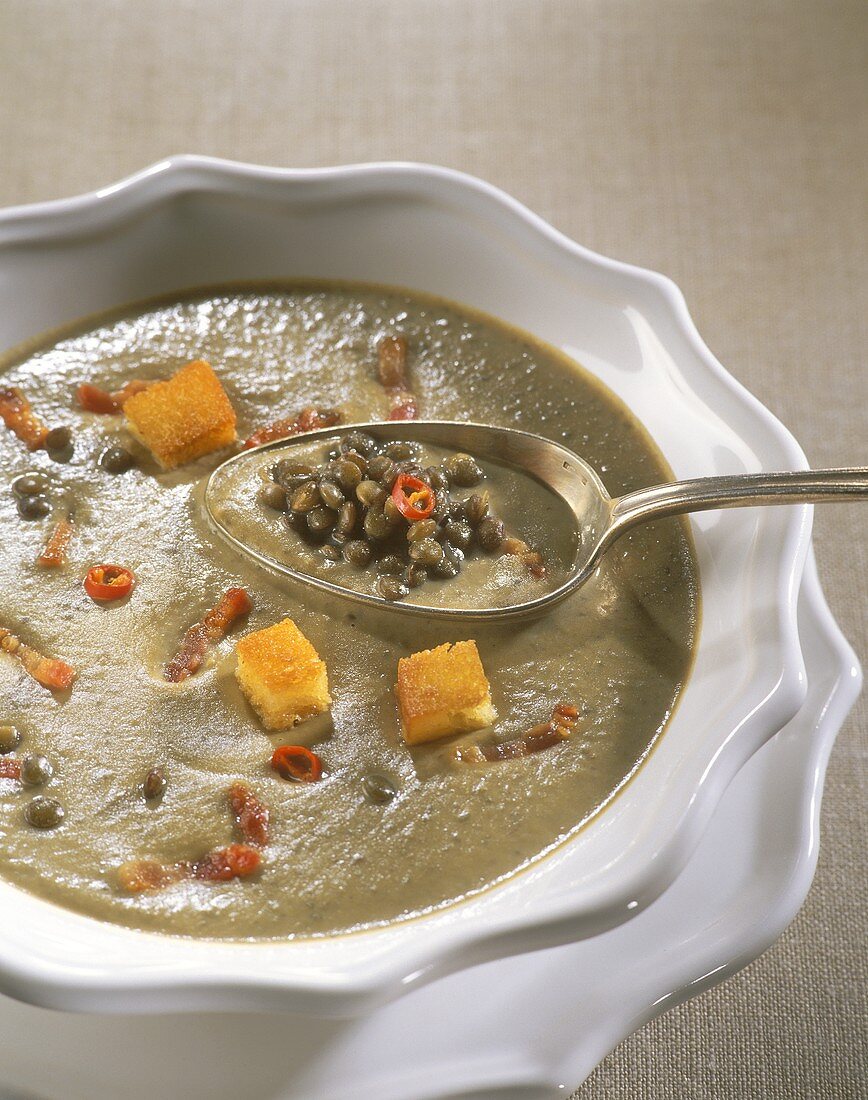 Linsencremesuppe mit Chiliringen und Croûtons