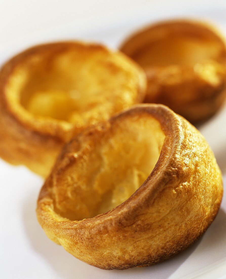 Yorkshire Pudding auf weißem Untergrund