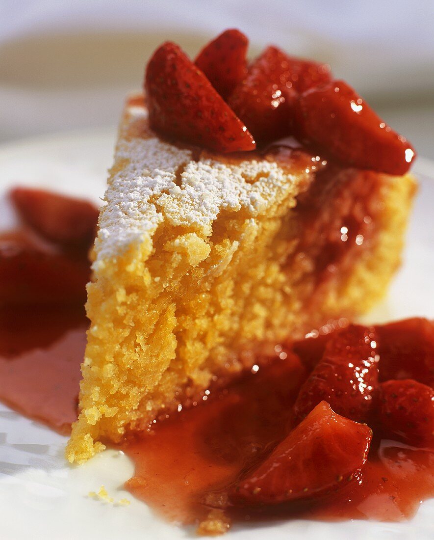 Dolce di mais con le fragole (Polenta cake with strawberry sauce)