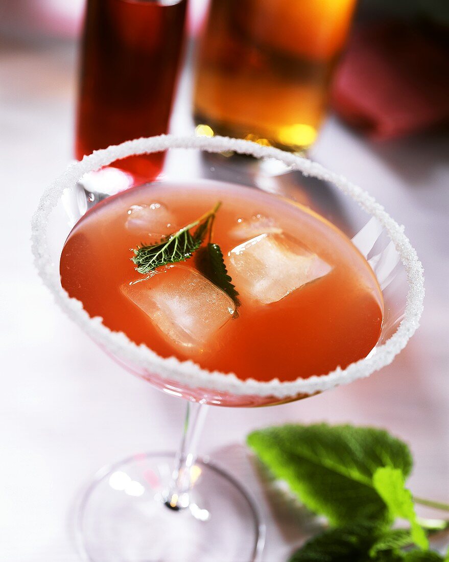 Cocktail mit Rum, Gin und Grenadine im Glas mit Zuckerrand