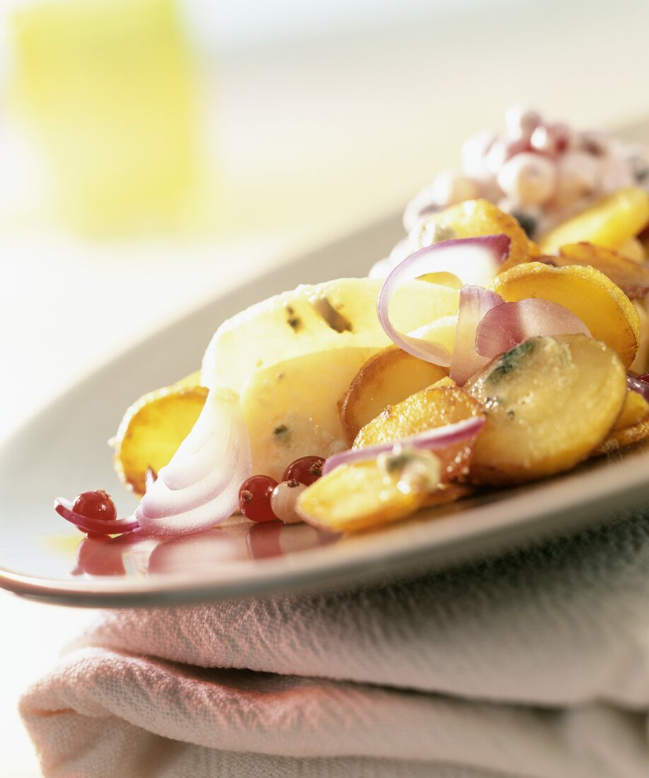 Birnenkartoffeln mit Preiselbeeren, Zwiebeln und Käse