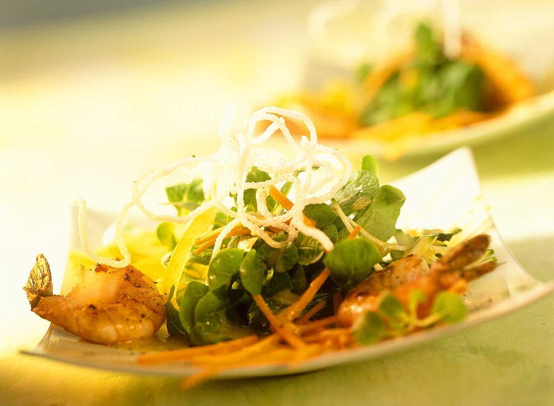 Salat mit fritierten Reis-Vermicelli und Garnelen