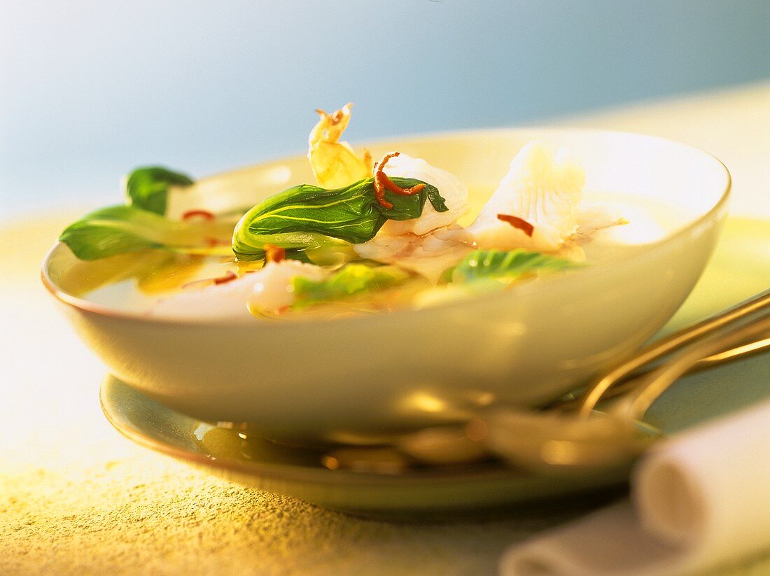 Bouillabaisse mit Pak Soi und Chilistreifen aus dem Wok