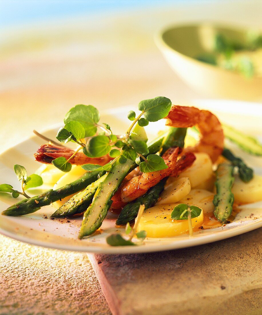 Grüner Spargel mit Garnelen, Brunnenkresse und Kartoffeln