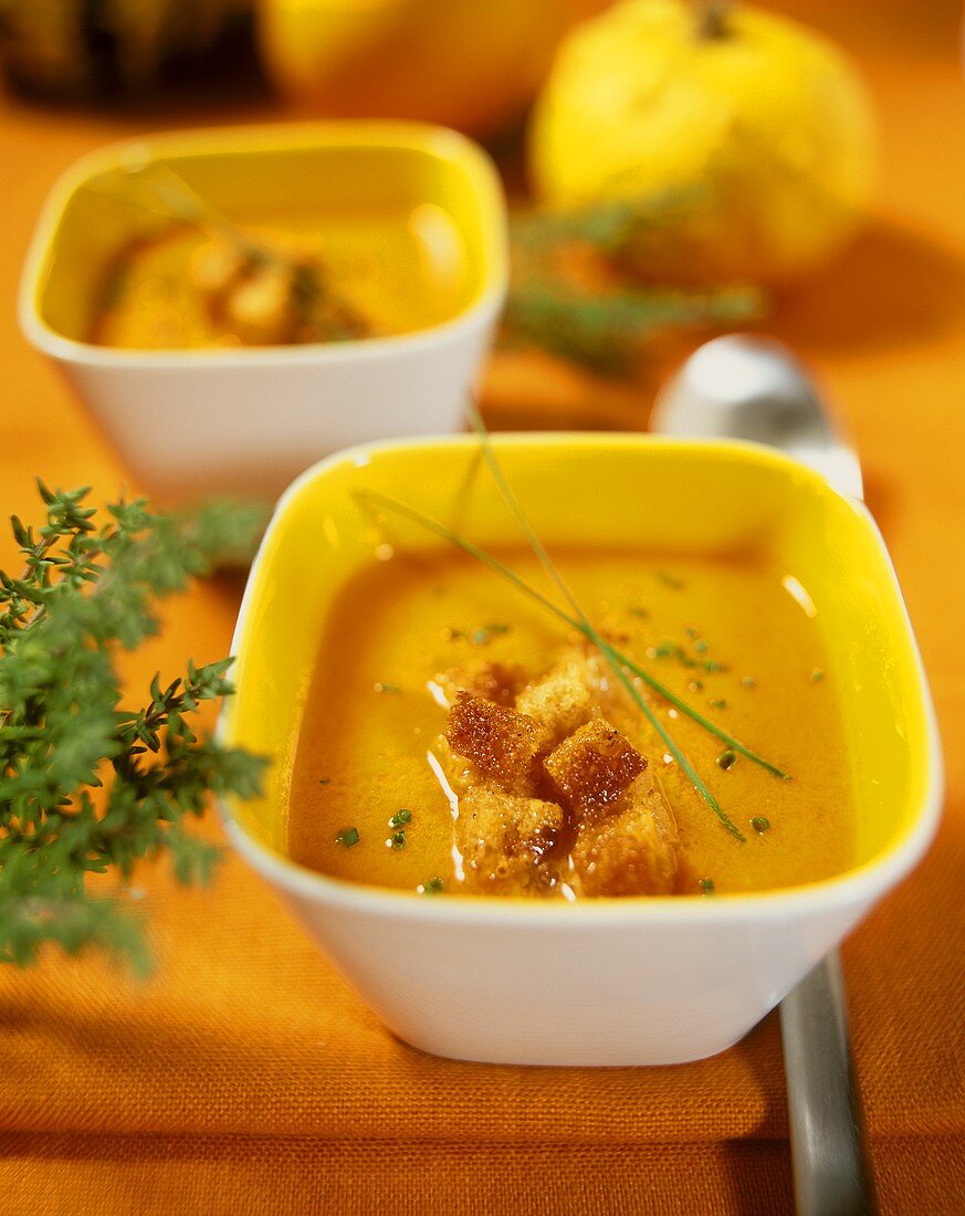 Kürbis-Tomaten-Suppe mit Croûtons