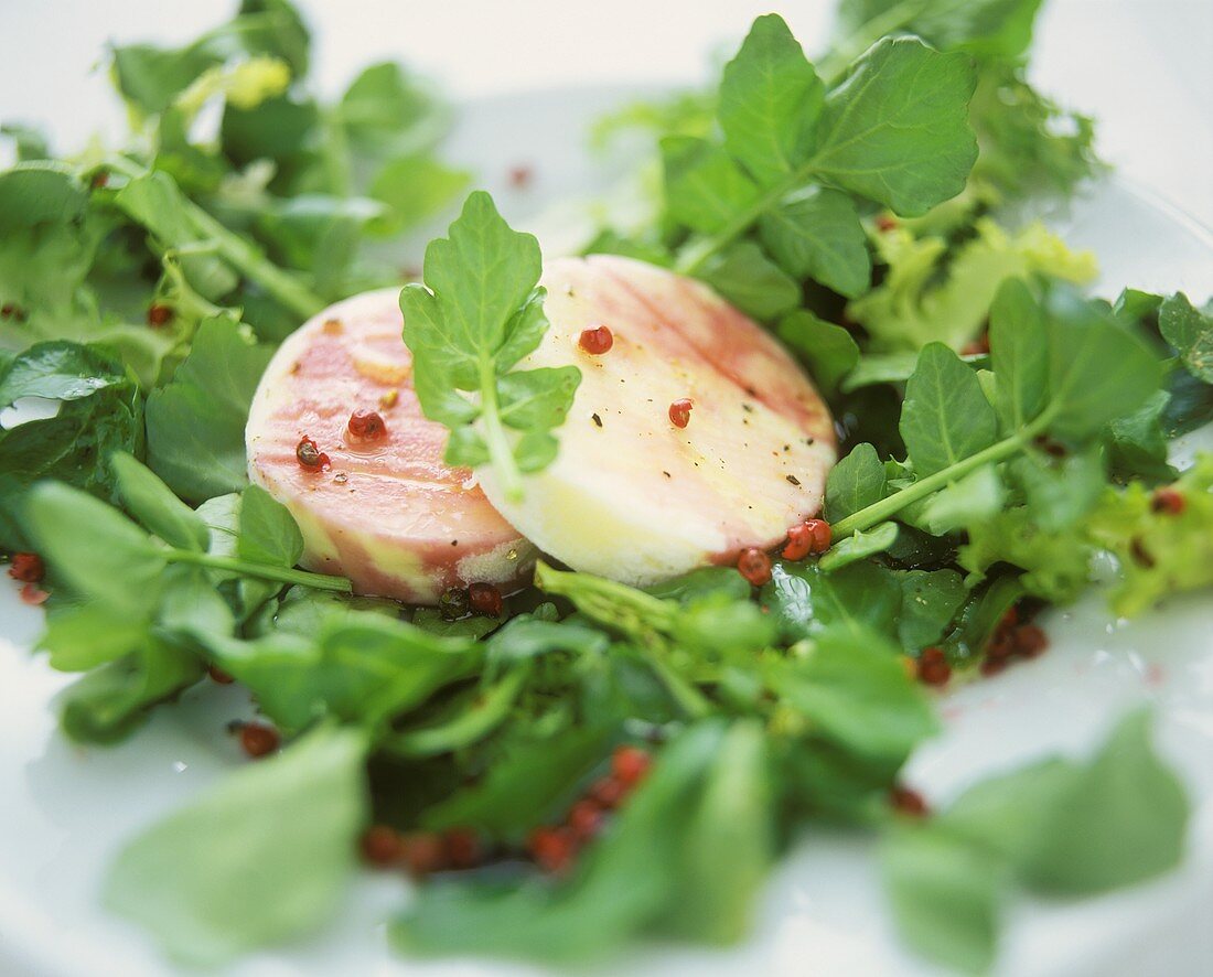 Watercress salad with goat's cheese and redcurrant sauce