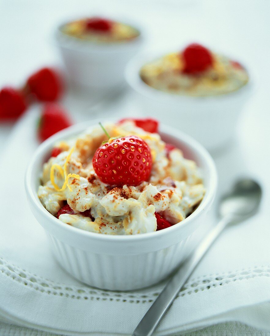 Erdbeeren mit Haferflocken-Joghurt-Flammeri