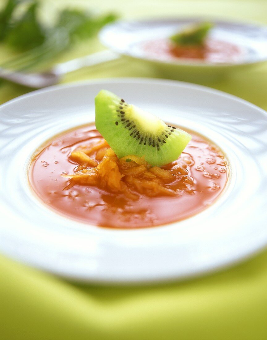 Sauerkrautsuppe mit Kiwi