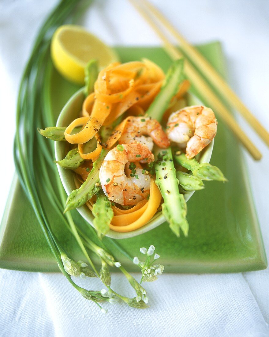 Asparagus salad with shrimps and carrots