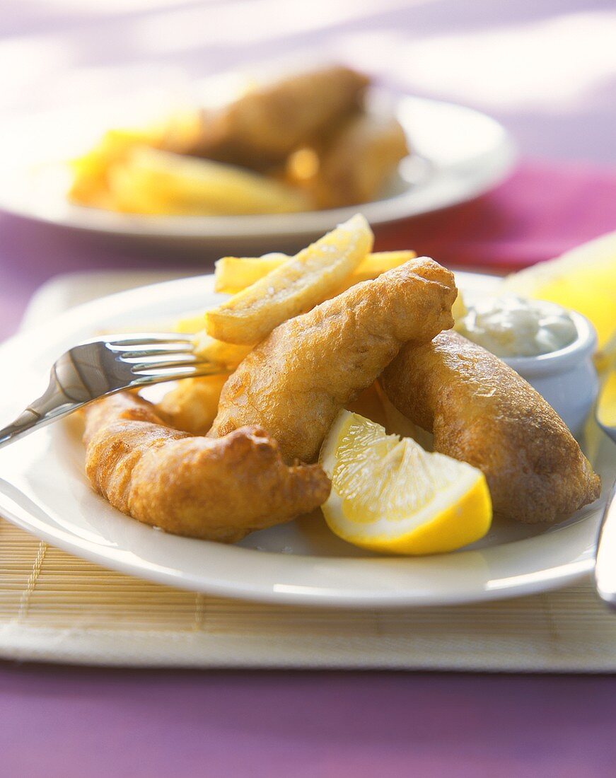 Fish and Chips mit Zitronen und Dip