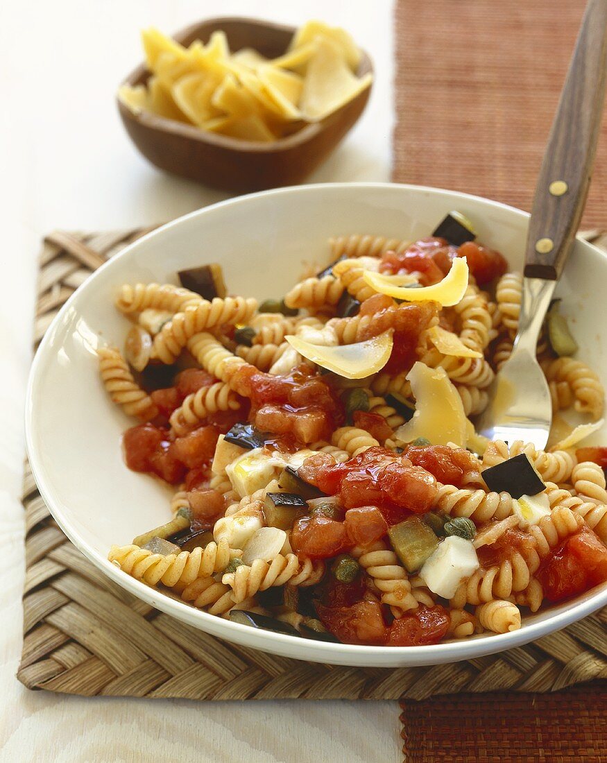 Fusilli mit Auberginen, Tomaten und Mozzarella