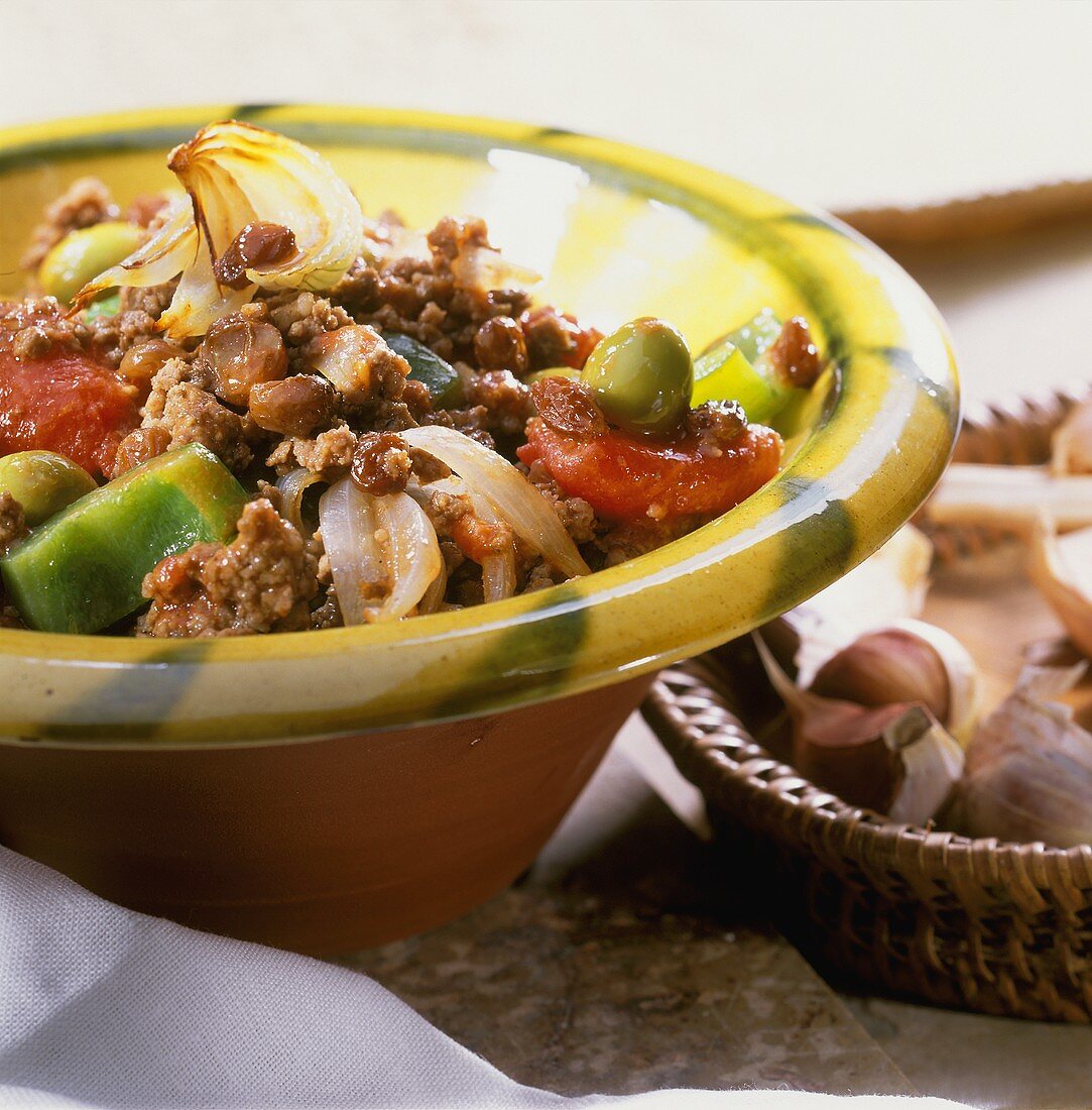 Creole mince with peppers, tomatoes and raisins