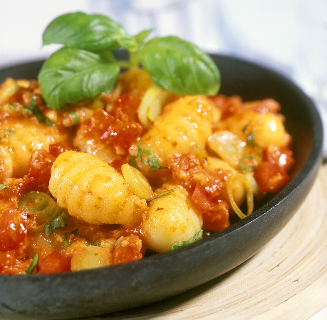 Gnocchi in insalata (Gnocchisalat mit Mandel-Sauce)