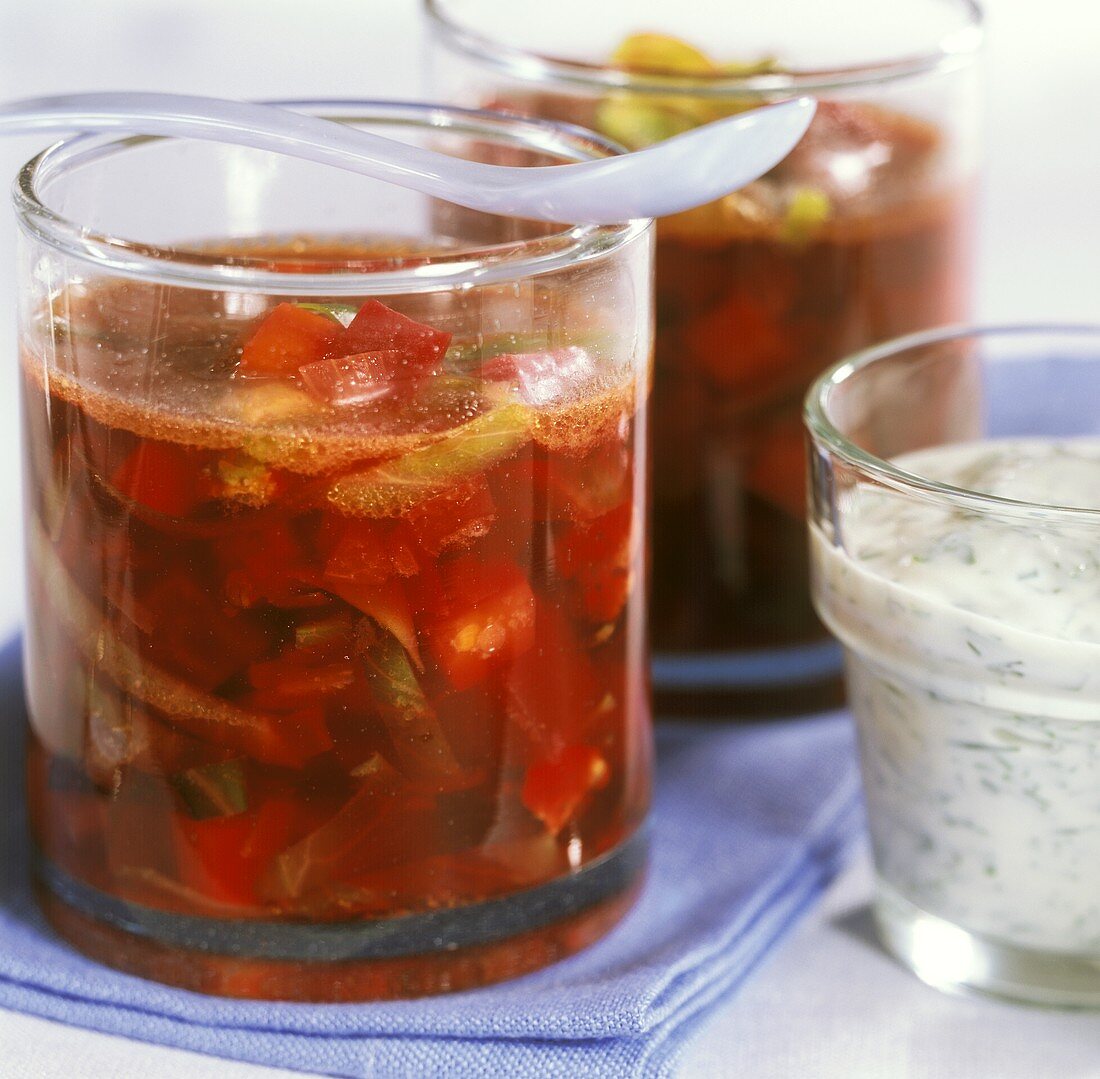 Russische Rote-Bete-Suppe mit Kräuter-Sahne