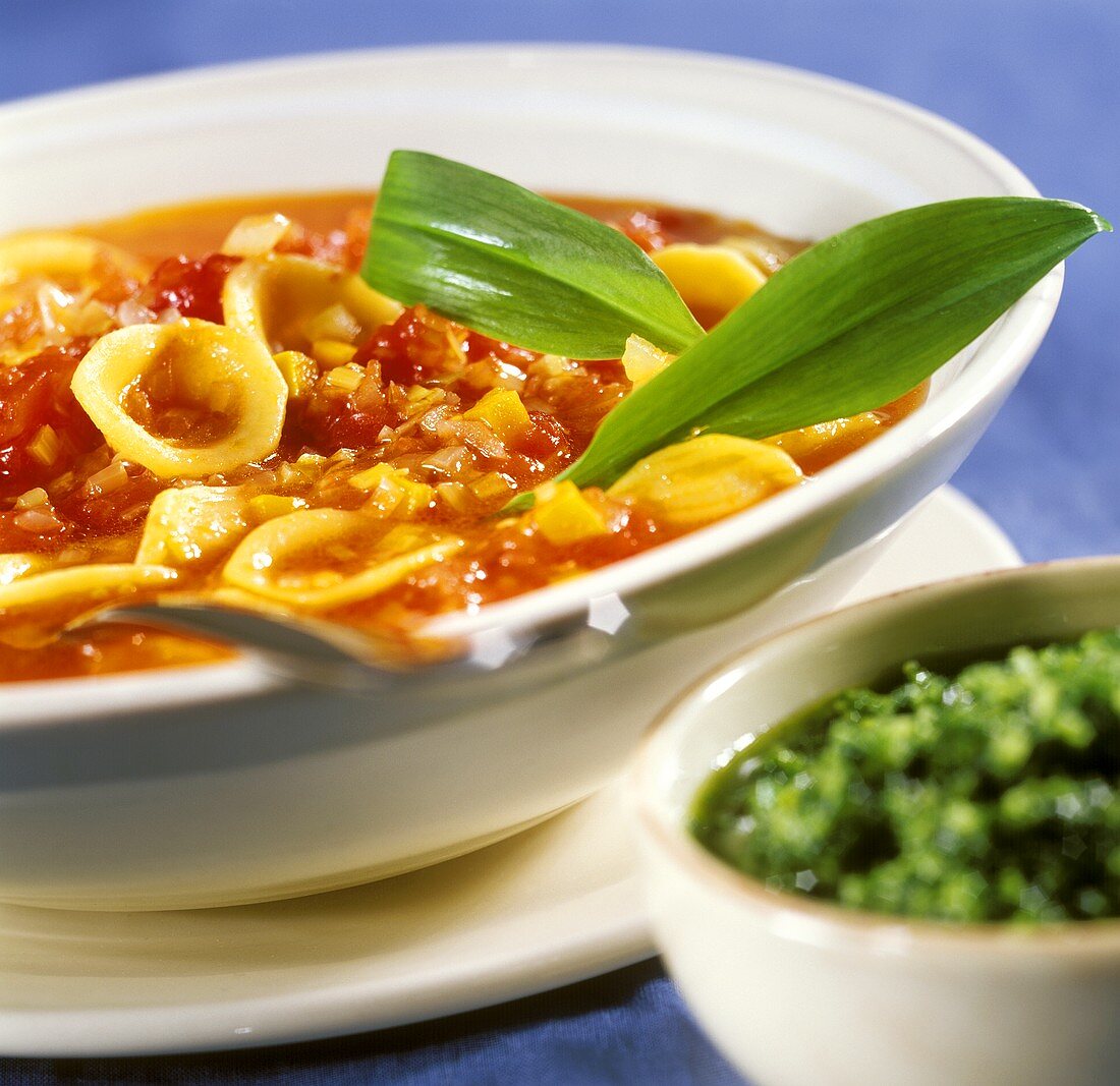 Zuppa con pomodoro e aglio orsino (Noodle soup with ramsons)