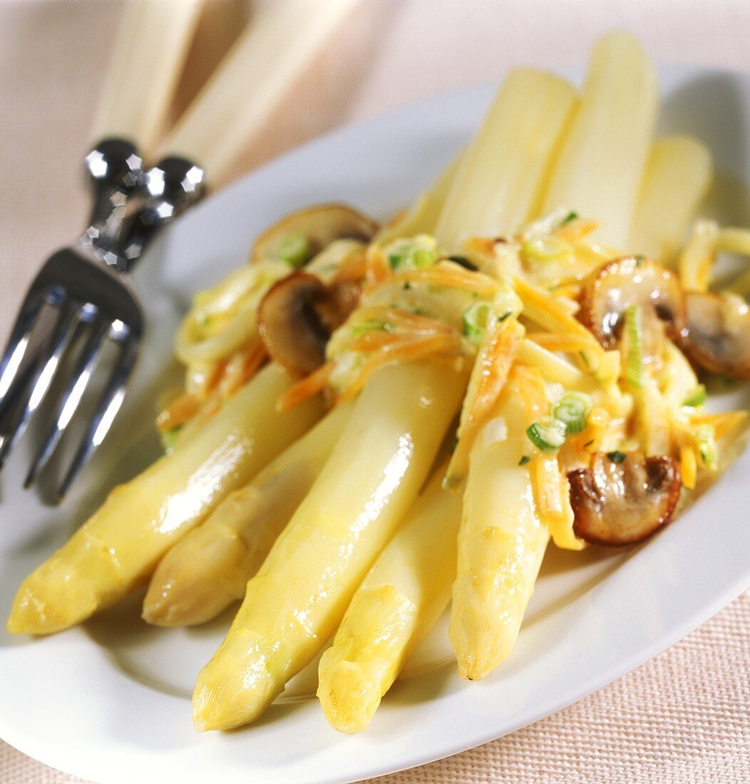 Spargel mit Basilikum-Gemüse-Sauce