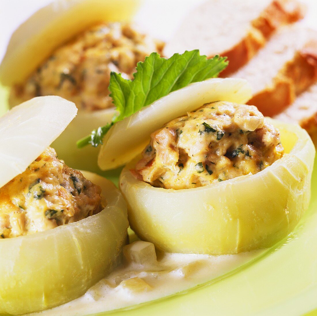 Gefüllte Kohlrabi mit Kalbfleisch in Sahnesauce