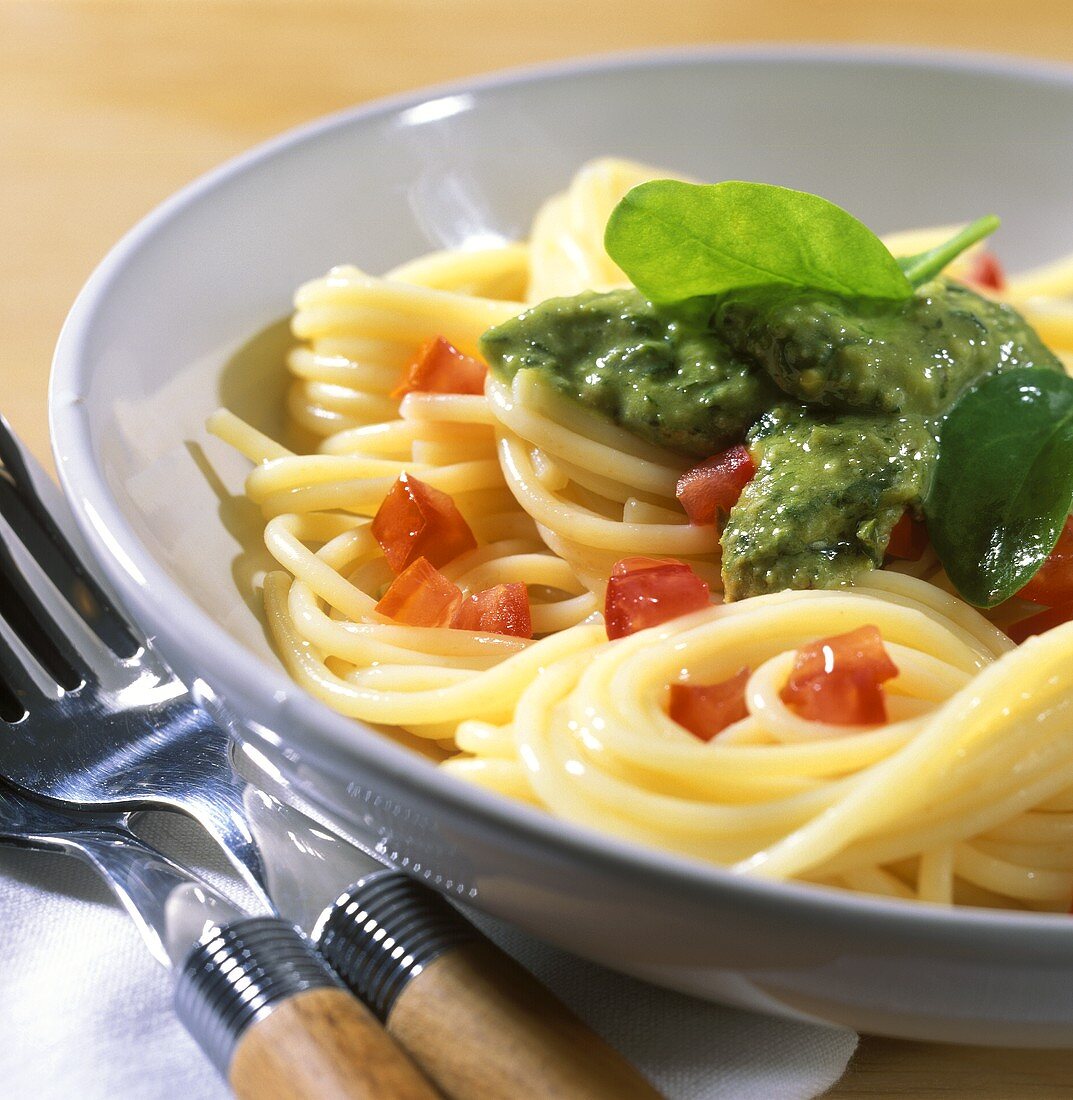 Spaghetti al pesto die spinaci (Nudeln mit Spinat-Pesto)
