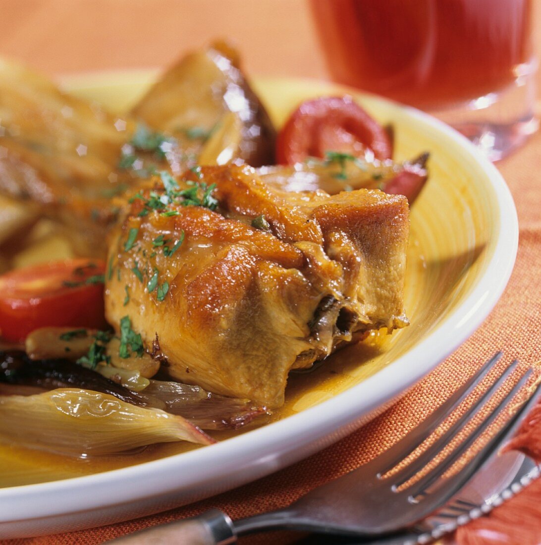 Geschmortes Sherry-Kaninchen mit Tomaten und Zwiebeln