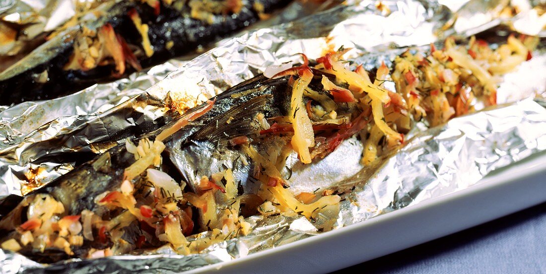Mackerel with apples and ginger baked in foil