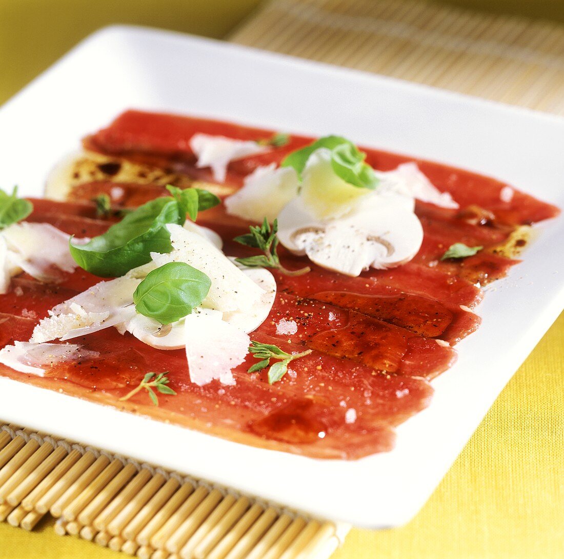 Lamm-Carpaccio mit Champignons, Parmesan und Kräutern