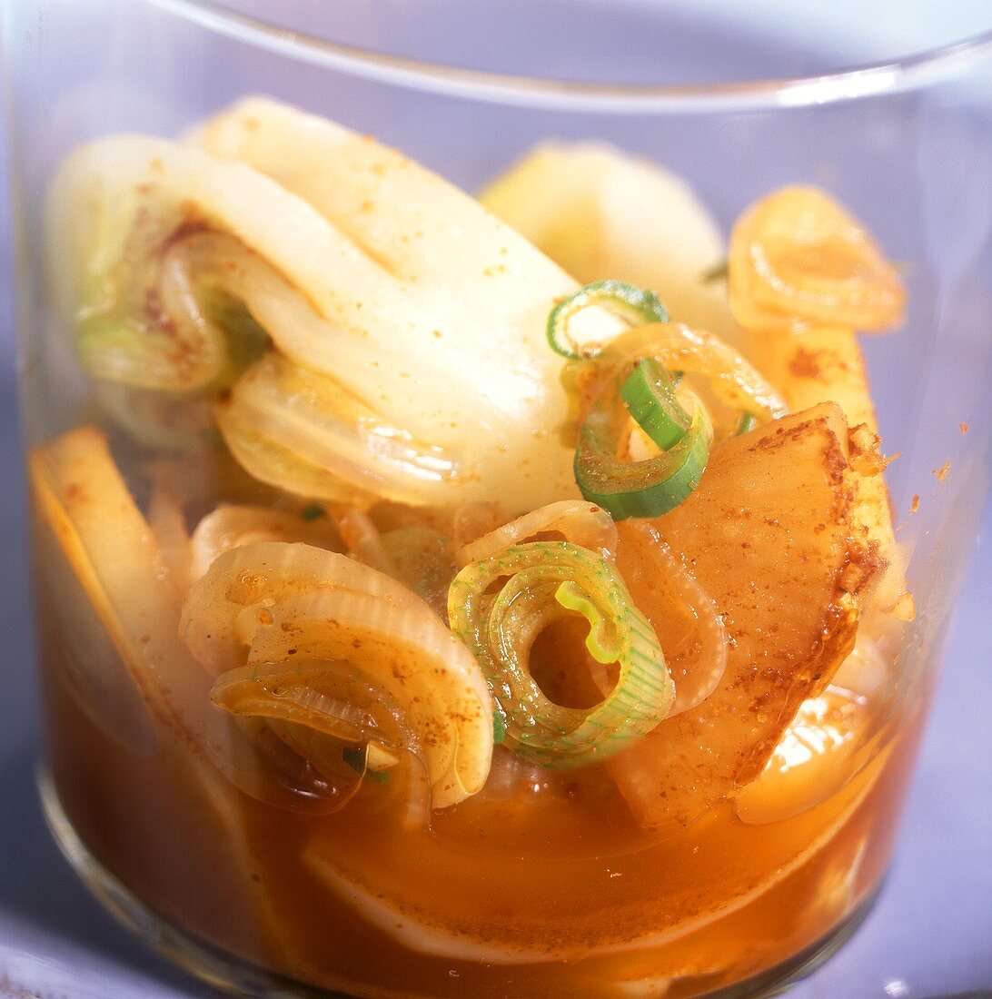 Kimchi: pikant eingelegter Chinakohl mit Rettich etc.