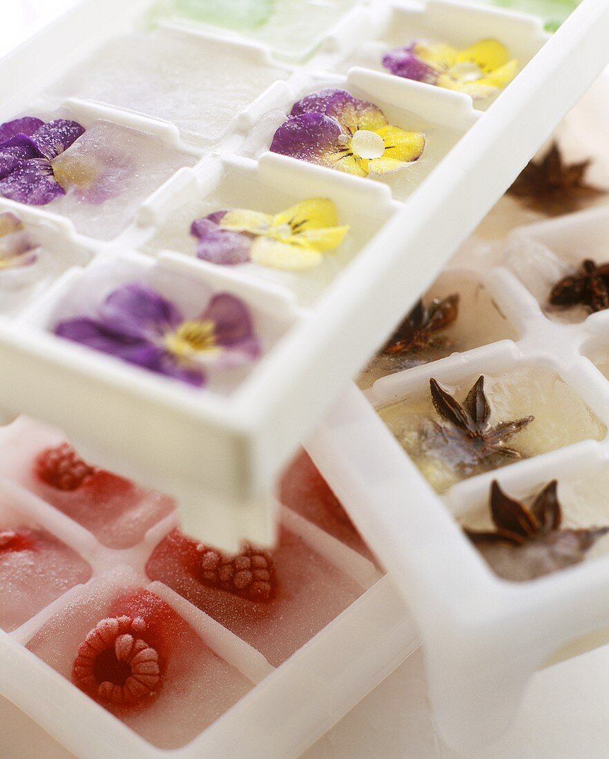 Aromatisierte Eiswürfel mit Essblüten, Himbeeren, Sternanis