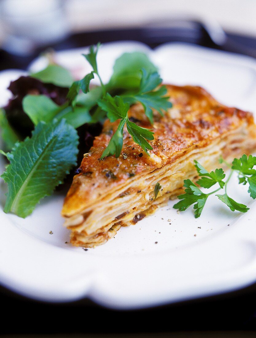 Stück Lasagne mit Hackfleischsauce