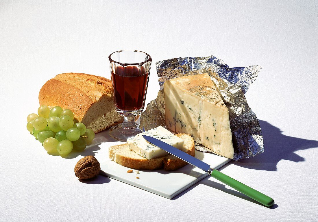 Stillleben mit Gorgonzola, Brot, Rotwein, Trauben und Nuss