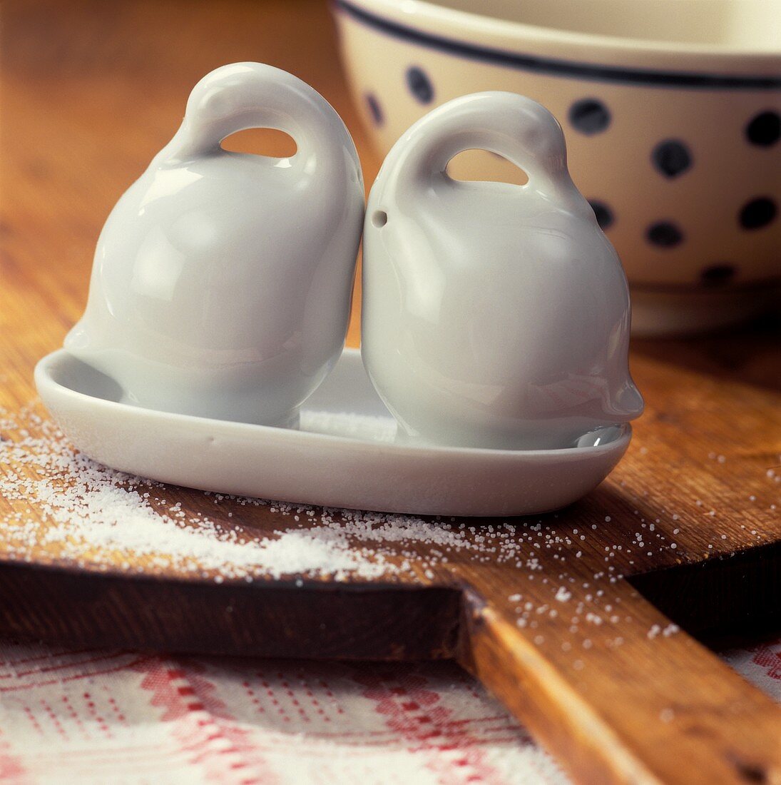 Salt and pepper pots in form of china geese