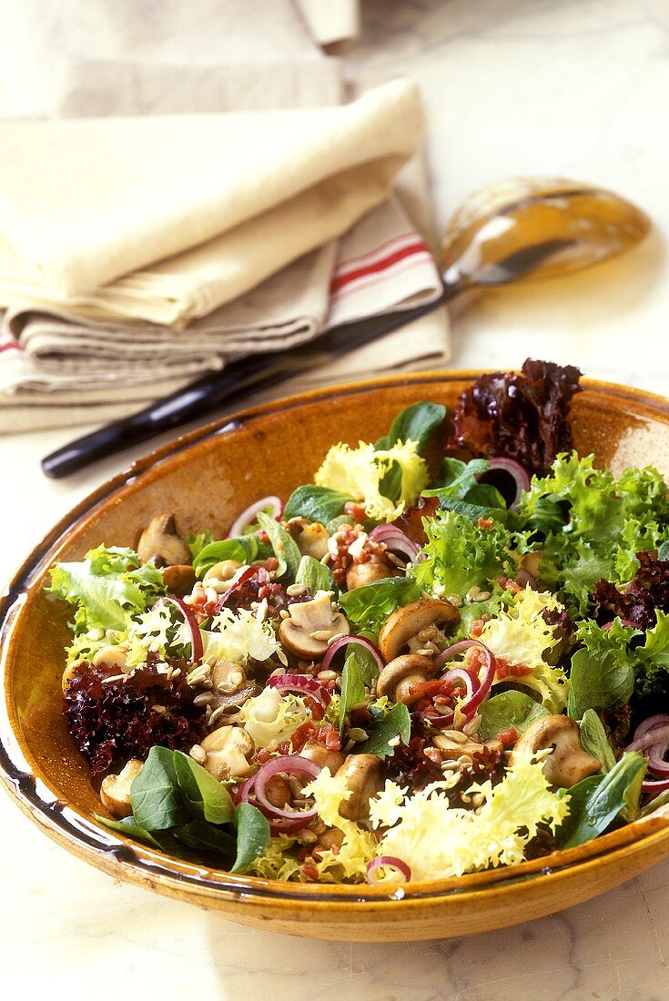 Bunter Salat mit Champignons, Speck und Sonnenblumenkernen