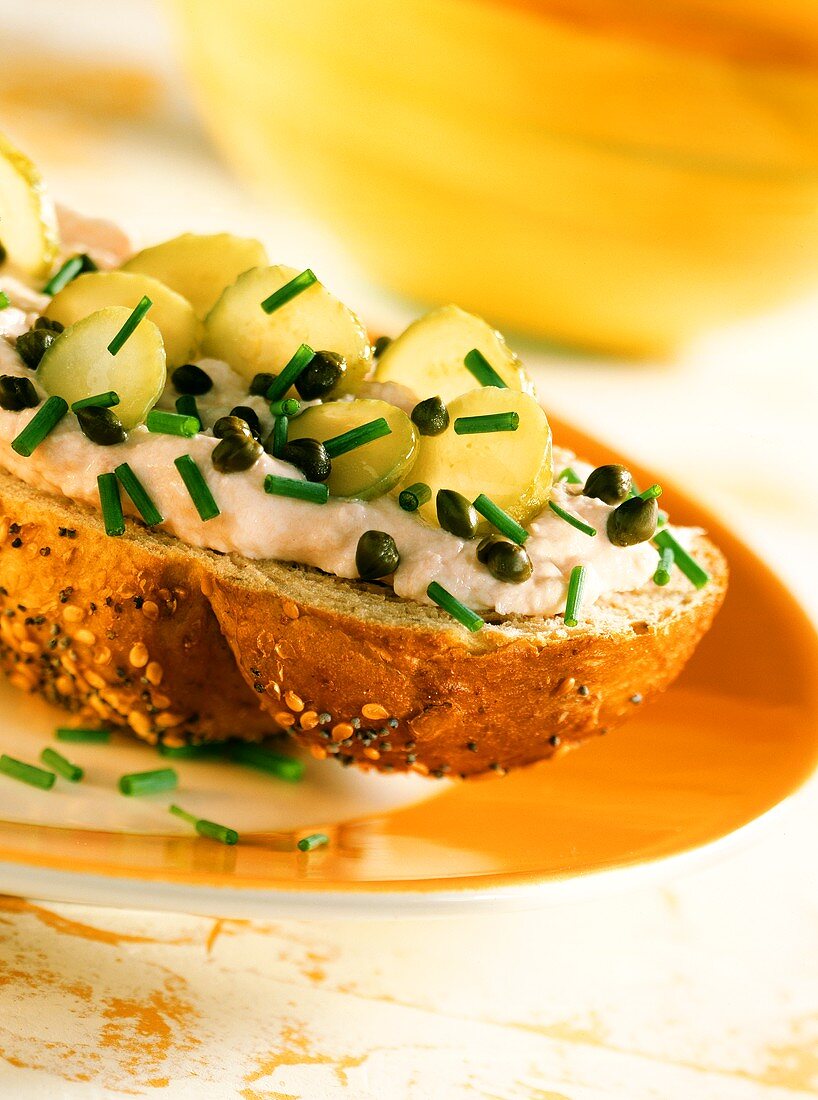 Vollkornbrot mit Schinkencreme, Gewürzgurken und Schnittlauch