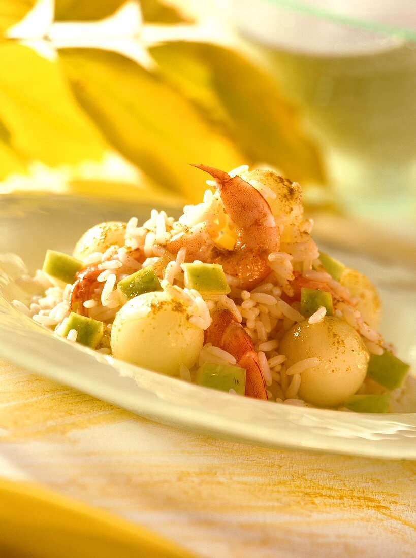 Fruchtiger Reissalat mit Garnelen