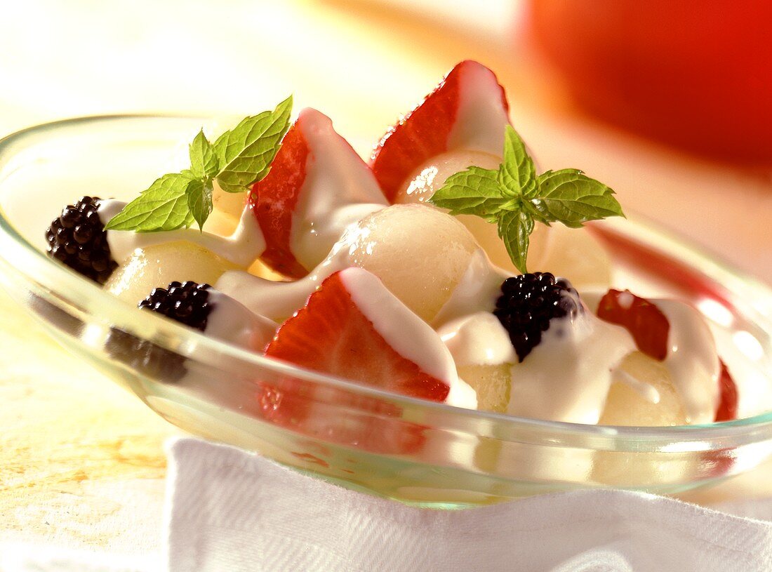 Melonen-Beeren-Salat mit Kardamomcreme für Diabetiker