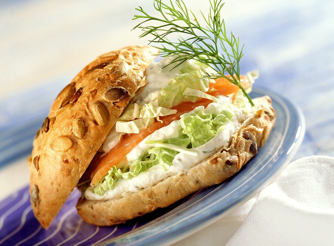 Lachsbrötchen mit Chinakohl und Pfeffercreme