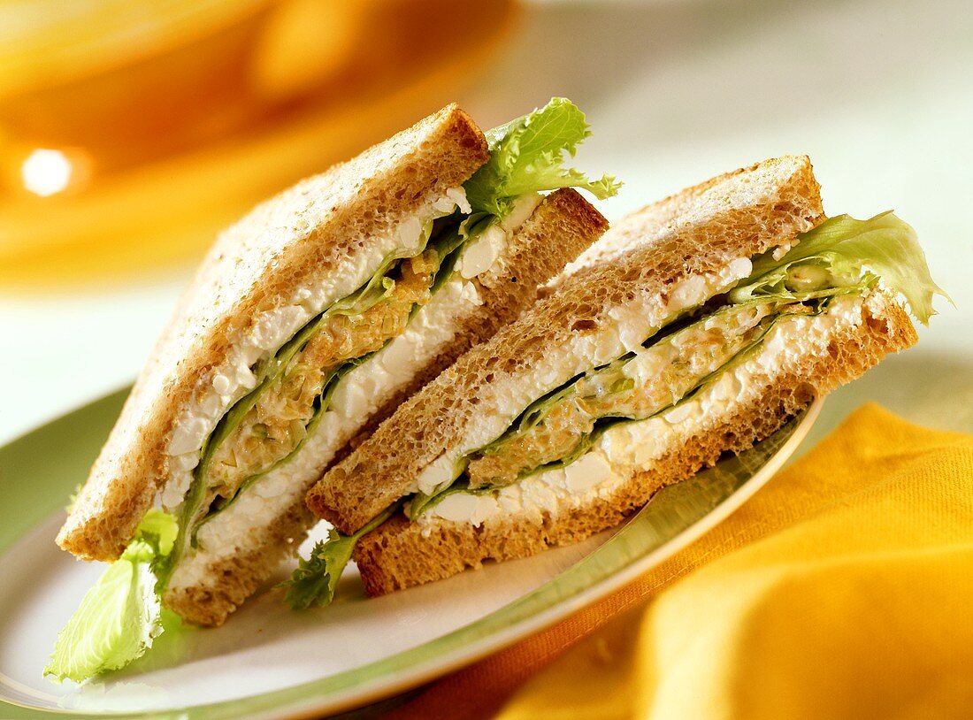 Sandwich mit Gemüsesalat und Hüttenkäse