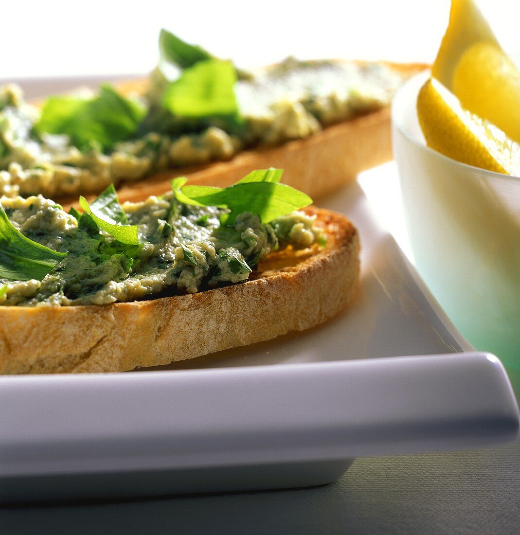 Crostini alla crema di pollo (chicken & rocket spread on toast)