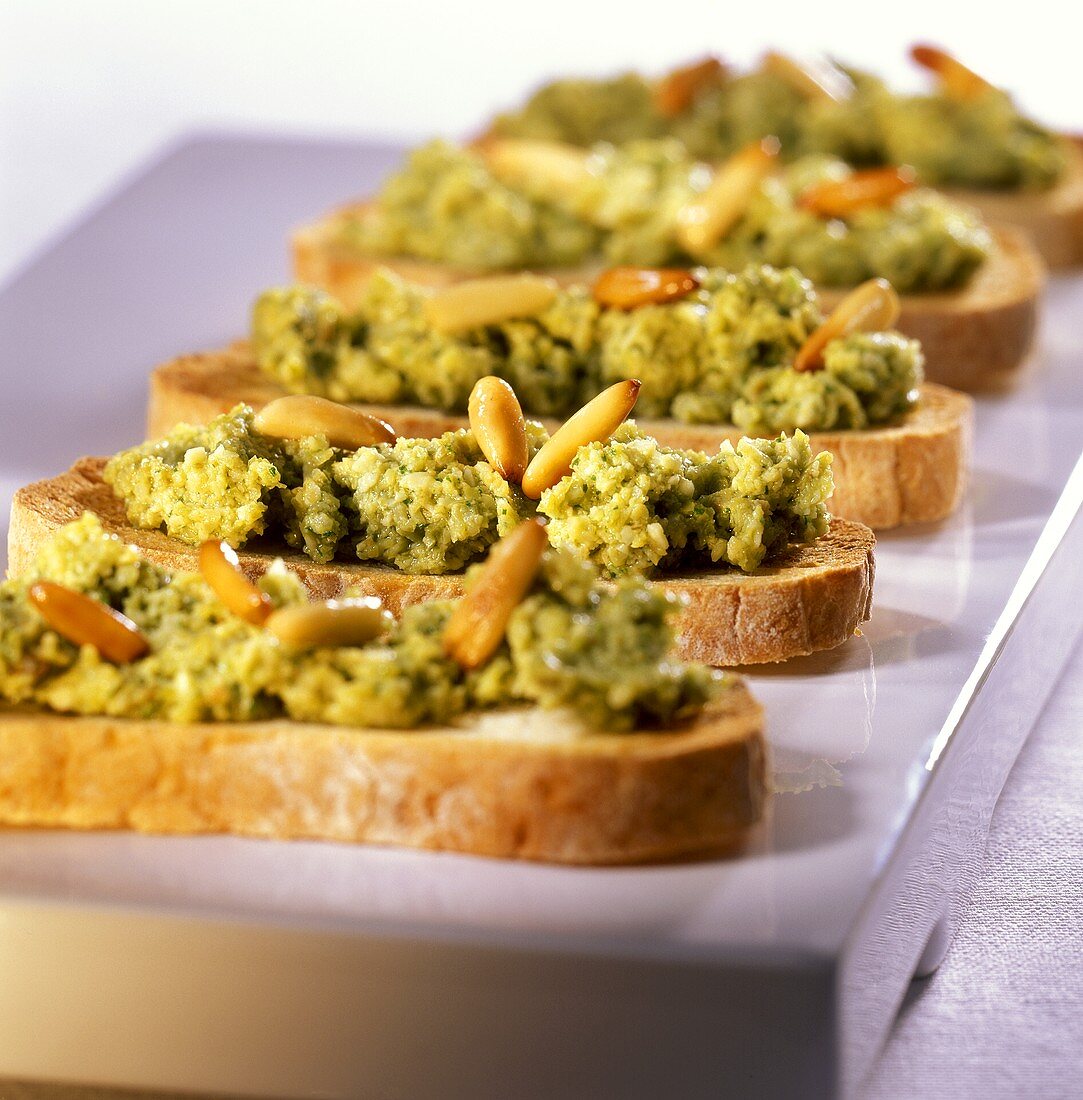 Crostini alla crema di olive (Crostini with olive puree)