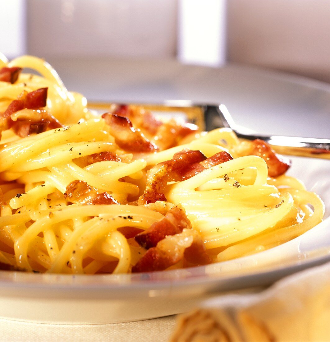 Spaghetti alla carbonara (Spaghetti with bacon & egg, Italy)