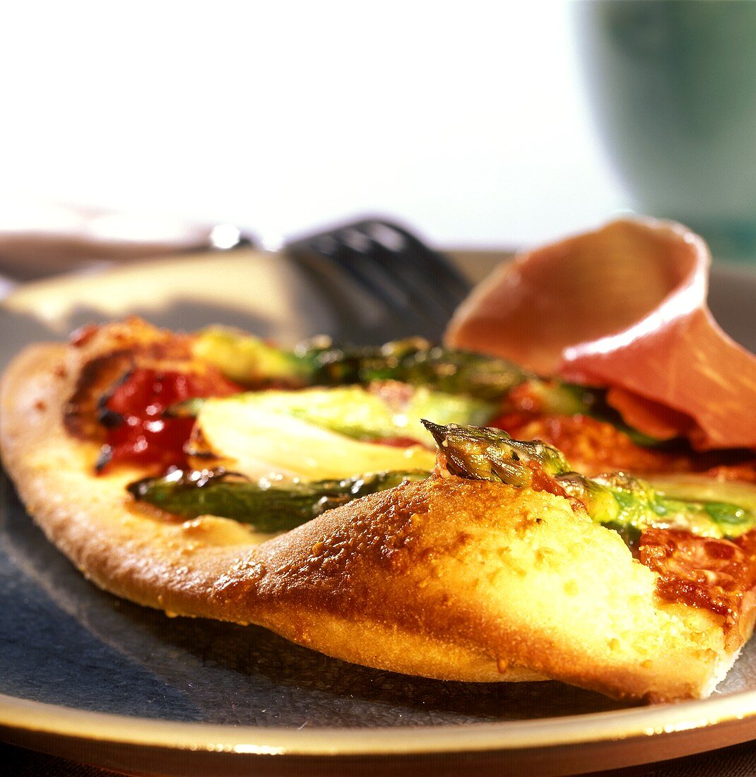 Pizza asparagi e prosciutto (Pizza mit Spargel & Schinken)