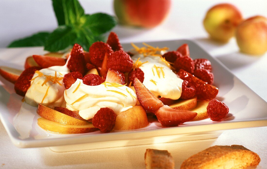 Frutta con crema di mascarpone (fruit with mascarpone cream)