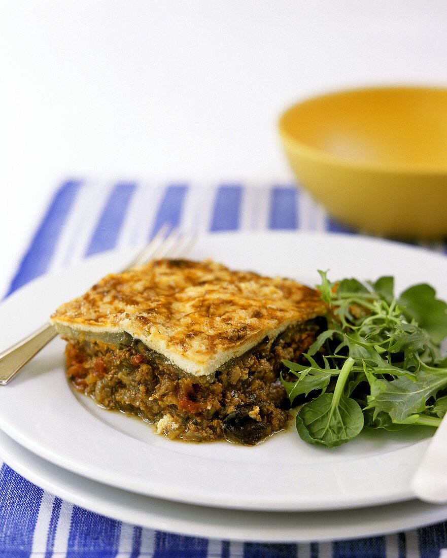 Lasagne, garniert mit Salat