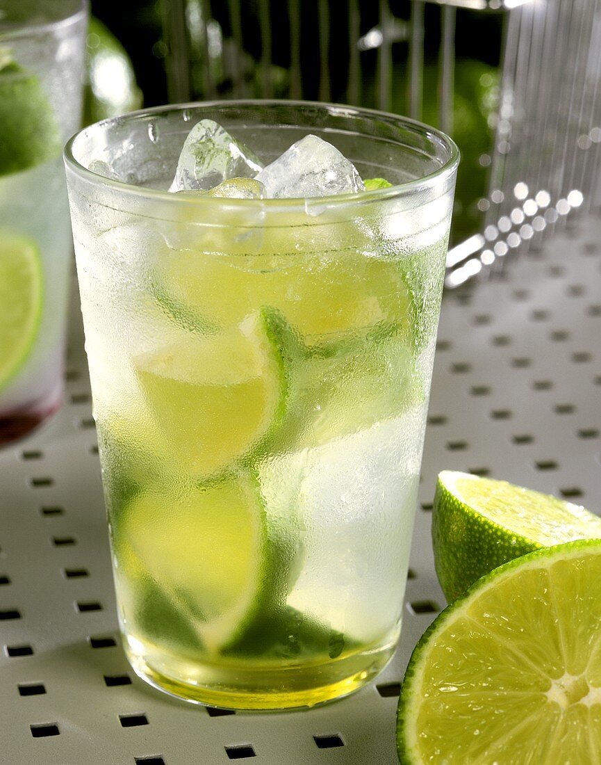 Caipirinha mit Limetten und Eiswürfeln