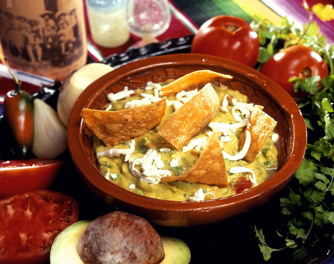 Mexikanische Guacamole mit Tortillachips