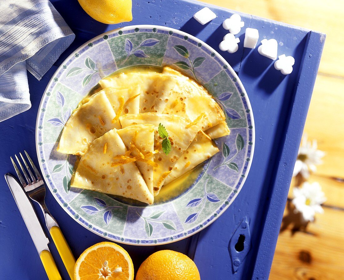 Crepes Suzette, bestreut mit Orangenschale