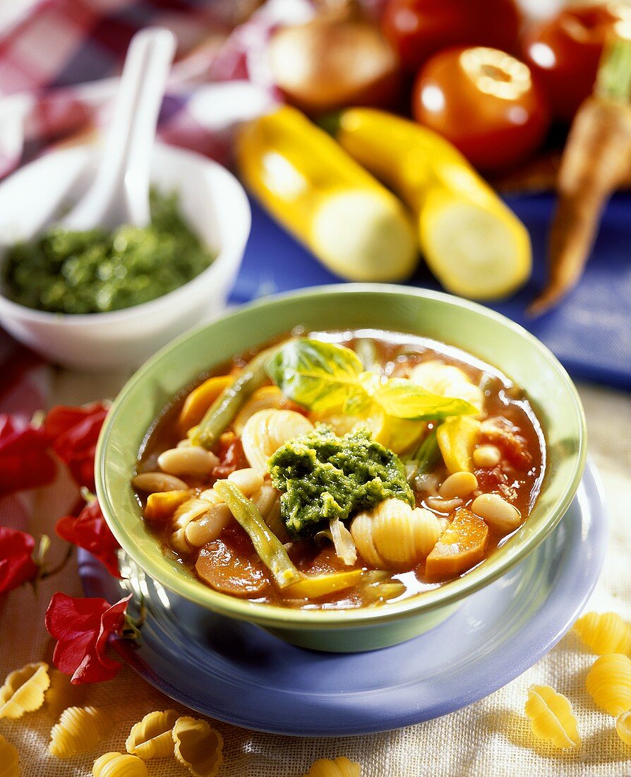 Minestrone col pesto (vegetable soup with pesto, Italy)