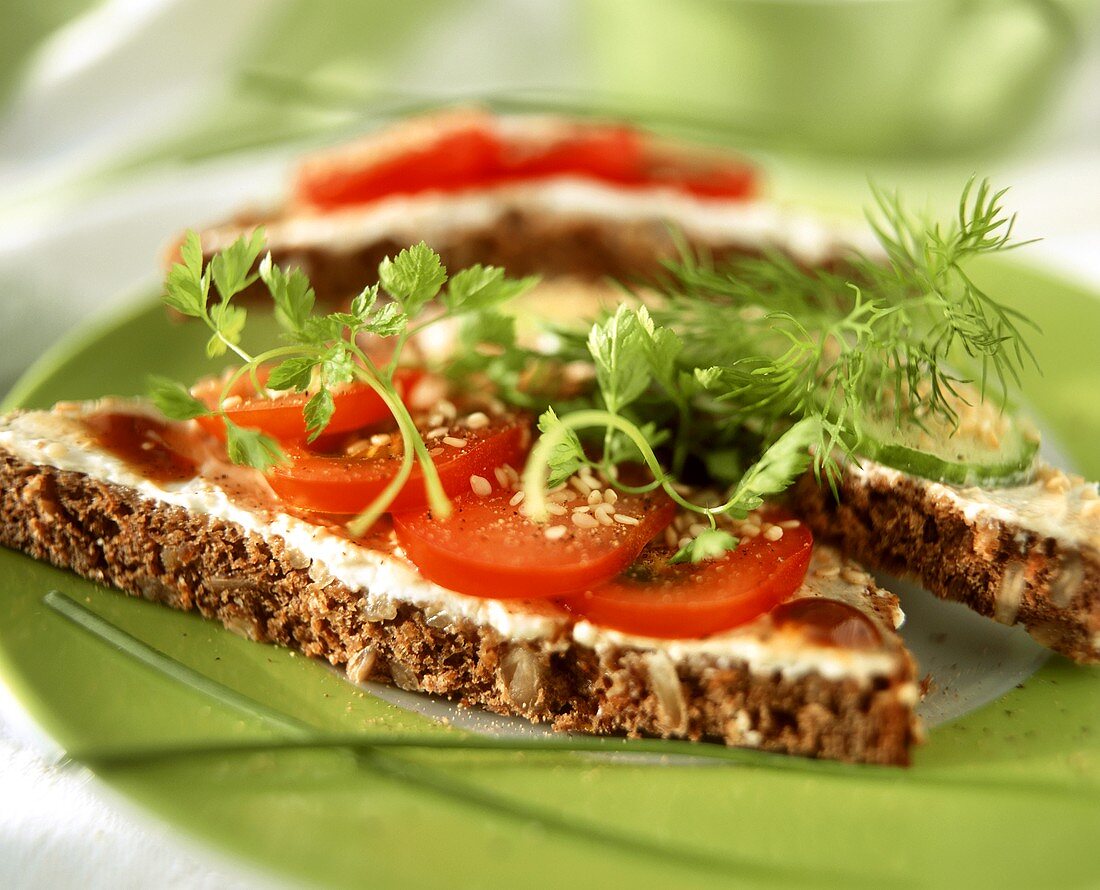 Vollkornbrot mit Sesam, Tomaten und frischen Kräutern